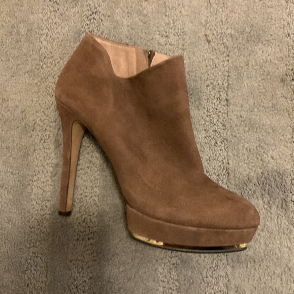 Vince Camuto suede Dira ankle bootie with side zip - Picture 3 of 6